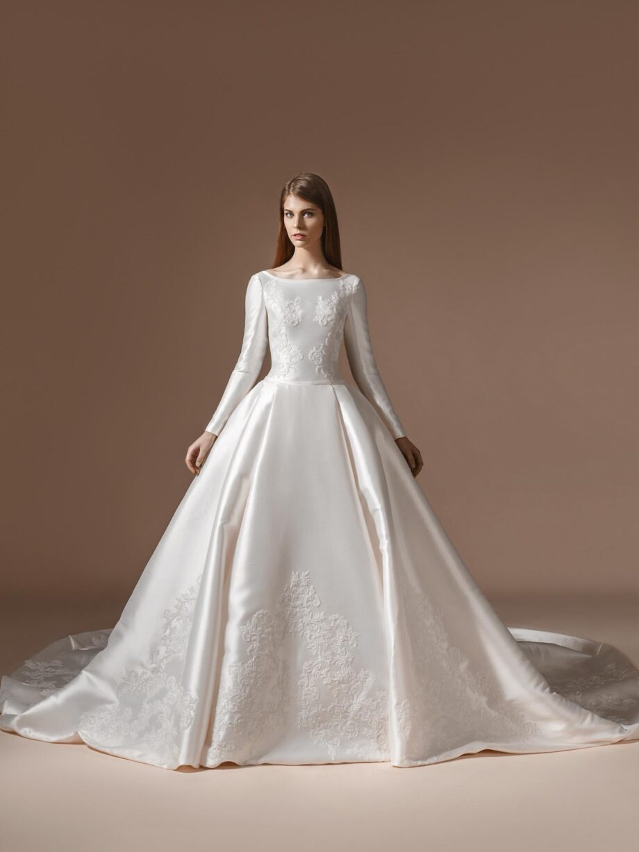 Ball gown wedding dress