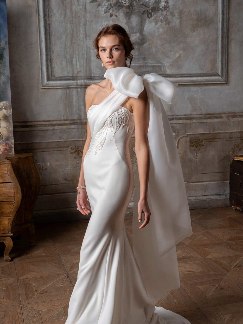 One-shoulder fitted wedding dress with oversized bow