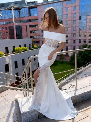 Three-piece bridal set with off-the-shoulder cape