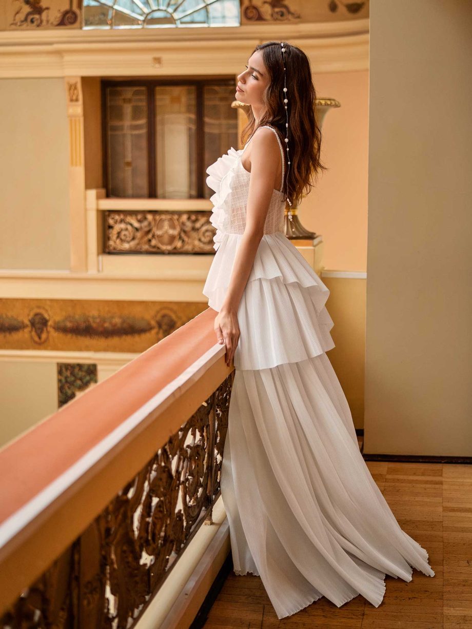 Convertible wedding dress with ruffles