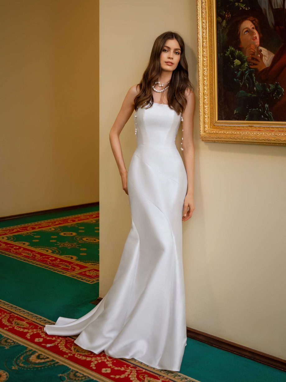 Elegant Fitted Wedding Gown