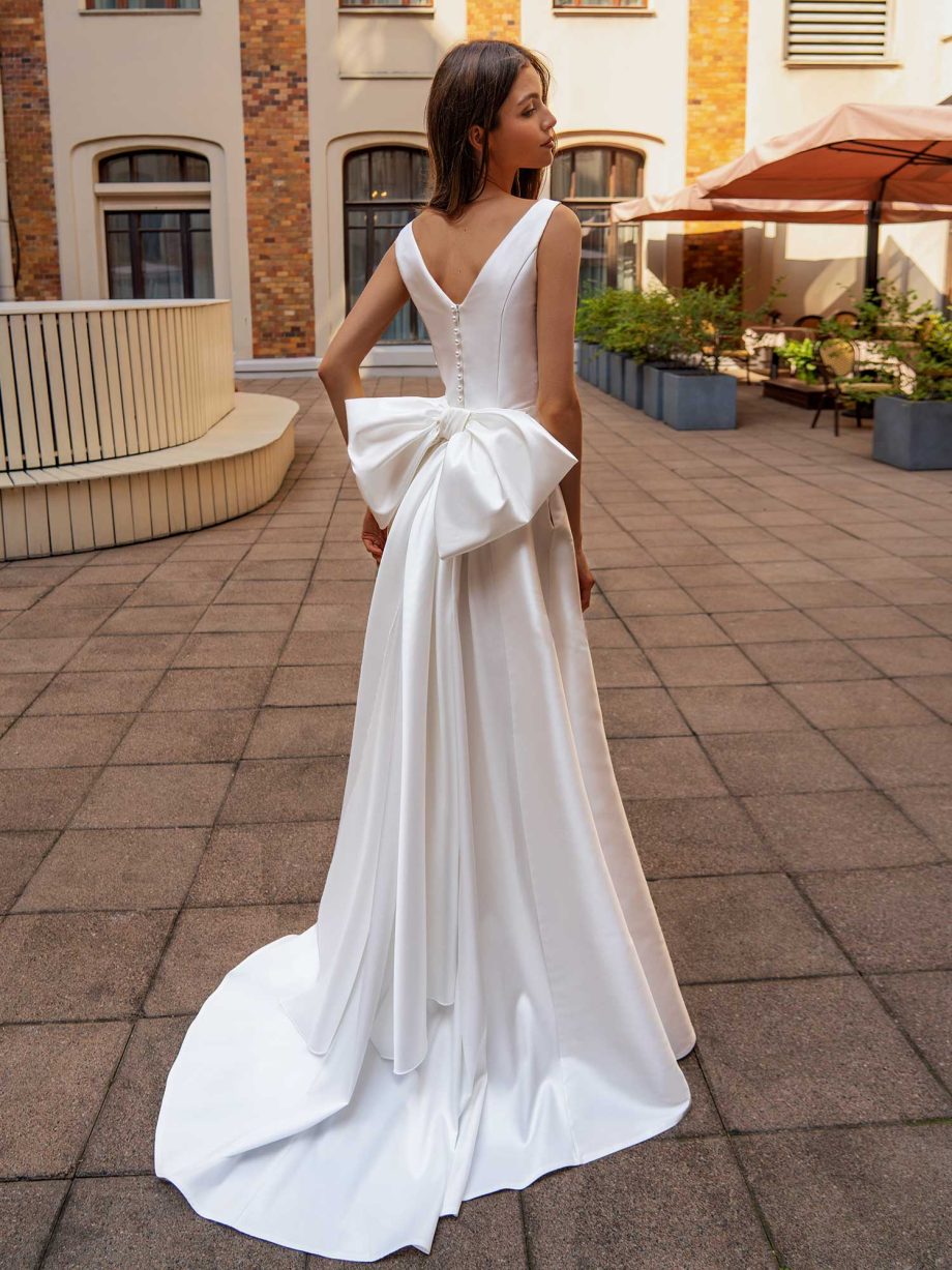 Elegant boatneck gown with statement bow