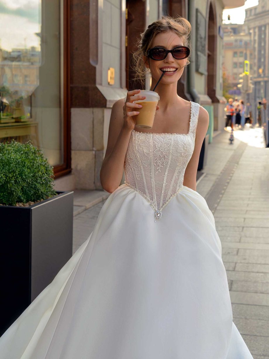 Elegant Basque Waist Wedding Dress